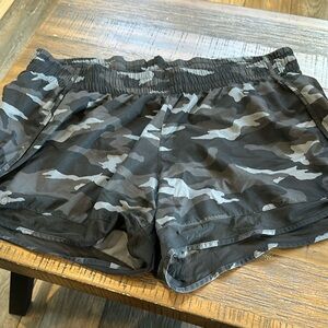 Athleta printed mesh racer run short 4” Size XL